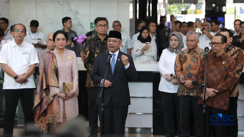 Suahasil Nazara memberikan keterangan pers kepada media di Gedung Djuanda Kementerian Keuangan, Jakarta, Senin, (14/9/2026).