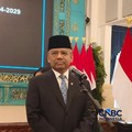 Suahasil Nazara menyampaikan keterangan kepada awak media usai dilantik sebagai Menteri Keuangam Masa Jabatan Periode Tahun 2024-2029, di Istana Negara, Jakarta, Senin (14/9/2026). (CNBC Indonesia/Emir Yanwardhana)