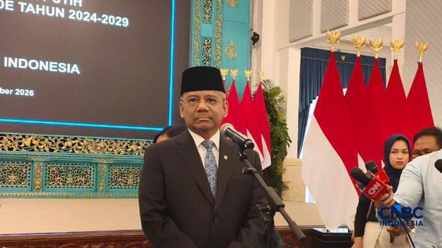 Suahasil Nazara menyampaikan keterangan kepada awak media usai dilantik sebagai Menteri Keuangam Masa Jabatan Periode Tahun 2024-2029, di Istana Negara, Jakarta, Senin (14/9/2026). (CNBC Indonesia/Emir Yanwardhana)