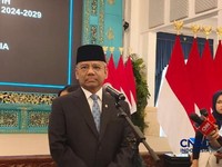 Suahasil Nazara menyampaikan keterangan kepada awak media usai dilantik sebagai Menteri Keuangam Masa Jabatan Periode Tahun 2024-2029, di Istana Negara, Jakarta, Senin (14/9/2026). (CNBC Indonesia/Emir Yanwardhana)