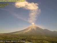 Telah terjadi erupsi G. Semeru, Jawa Timur pada tanggal 14 September 2026 pukul 09:41 WIB dengan tinggi kolom abu teramati  400 m di atas puncak ( 4.076 m di atas permukaan laut). (Dok.PVMBG)