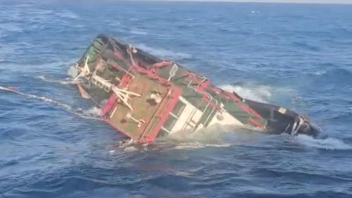 Tugboat Tenggelam di Bawean, Tongkang Tempat 8 ABK Berlindung Hanyut