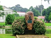 Tugu Reinwardt, penghormatan bagi pendiri dan Direktur Pertama Kebun Raya Bogor. (Dok. Penulis)