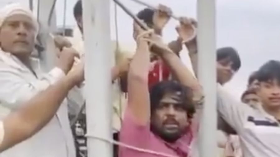 Warga desa Fatehpur, India mengikat karyawan Jio ke menara akibat jaringan 5G yang buruk. (Tangkapan Layar Video X/@gharkekalesh)