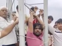 Warga desa Fatehpur, India mengikat karyawan Jio ke menara akibat jaringan 5G yang buruk. (Tangkapan Layar Video X/@gharkekalesh)