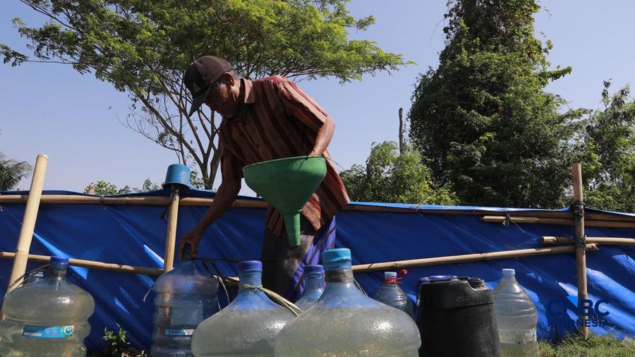 Warga mengisi air bersih yang disediakan BPBD di Desa Buni Bakti, Kecamatan Babelan, Kabupaten Bekasi, Jawa Barat, Senin (14/9/2026). (CNBC Indonesia/Muhammad Sabki)