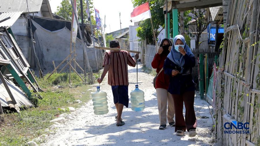 Warga mengisi air bersih yang disediakan BPBD di Desa Buni Bakti, Kecamatan Babelan, Kabupaten Bekasi, Jawa Barat, Senin (14/9/2026).
