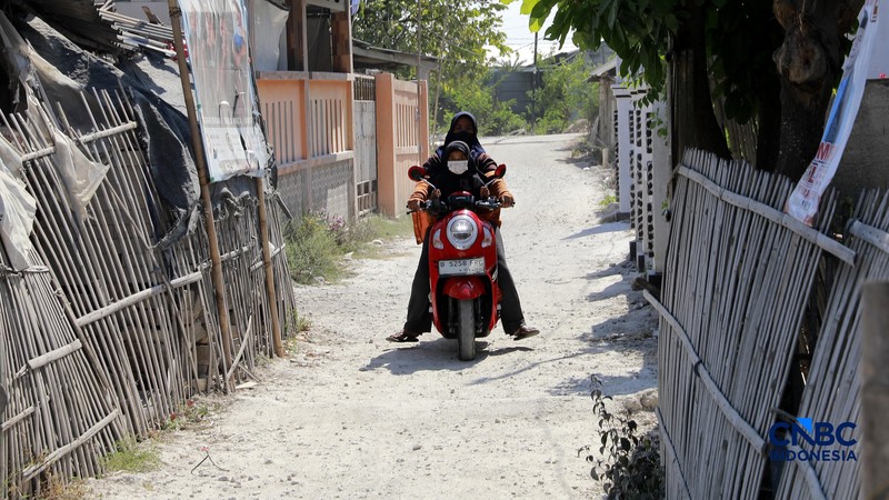 Warga mengisi air bersih yang disediakan BPBD di Desa Buni Bakti, Kecamatan Babelan, Kabupaten Bekasi, Jawa Barat, Senin (14/9/2026). (CNBC Indonesia/Muhammad Sabki)