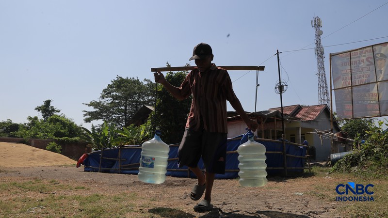 Warga mengisi air bersih yang disediakan BPBD di Desa Buni Bakti, Kecamatan Babelan, Kabupaten Bekasi, Jawa Barat, Senin (14/9/2026). (CNBC Indonesia/Muhammad Sabki)