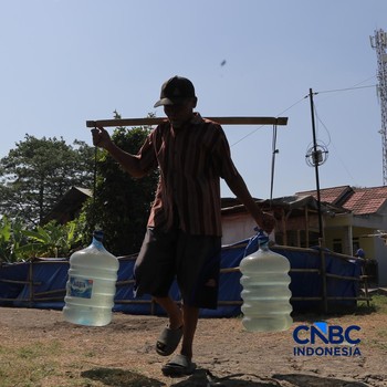 Warga mengisi air bersih yang disediakan BPBD di Desa Buni Bakti, Kecamatan Babelan, Kabupaten Bekasi, Jawa Barat, Senin (14/9/2026). (CNBC Indonesia/Muhammad Sabki)