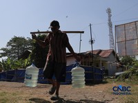 Warga mengisi air bersih yang disediakan BPBD di Desa Buni Bakti, Kecamatan Babelan, Kabupaten Bekasi, Jawa Barat, Senin (14/9/2026). (CNBC Indonesia/Muhammad Sabki)