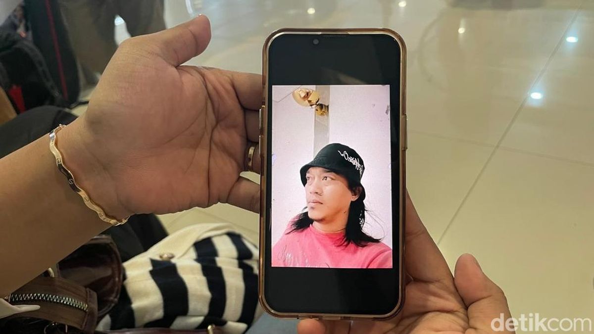 Yunita Masih Menunggu Kabar Kakaknya yang Jadi Penumpang KM Virgo