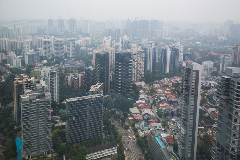 Bangunan hunian dan komersial diselimuti kabut asap di Orchard Road, Singapura, pada 15 September 2026. (REUTERS/Ore Huiying)
