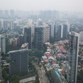 Bangunan hunian dan komersial diselimuti kabut asap di Orchard Road, Singapura, pada 15 September 2026. (REUTERS/Ore Huiying)