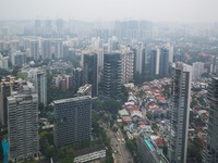 Bangunan hunian dan komersial diselimuti kabut asap di Orchard Road, Singapura, pada 15 September 2026. (REUTERS/Ore Huiying)