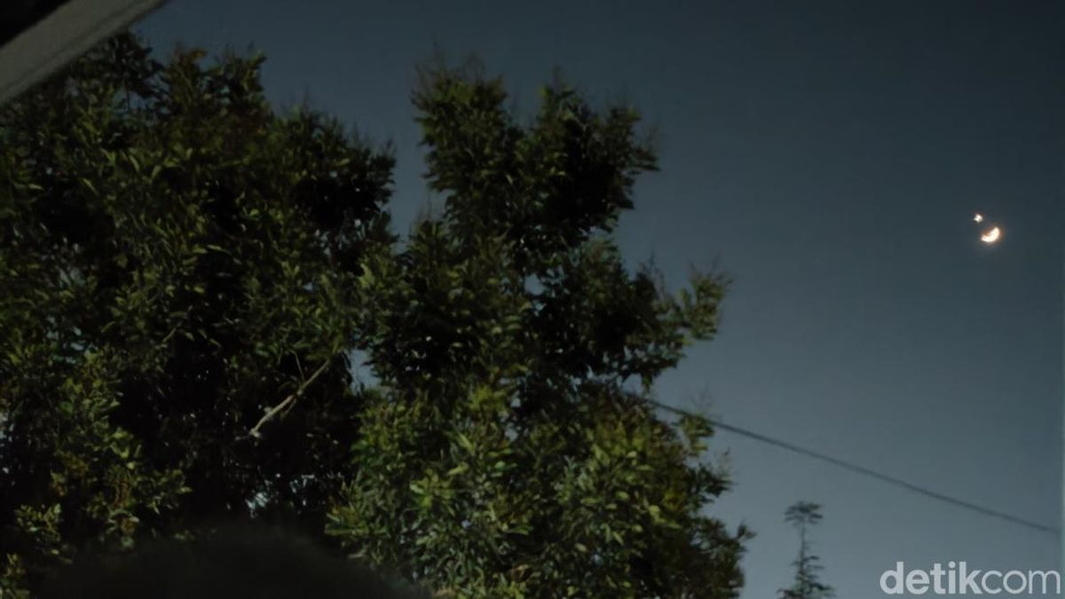 Indahnya, Bulan Sabit dan Venus Hiasi Langit Bogor