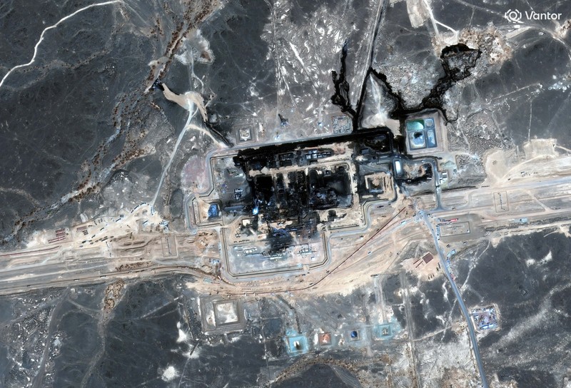 Citra satelit memperlihatkan jalur pipa Timur-Barat Arab Saudi yang membentang melintasi Semenanjung Arab, setelah serangan yang hancur, Jumat (11/9/2026). (Vantor/Handout via REUTERS)