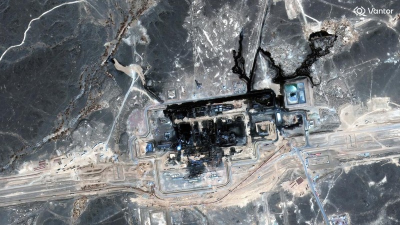 Citra satelit memperlihatkan jalur pipa Timur-Barat Arab Saudi yang membentang melintasi Semenanjung Arab, setelah serangan yang hancur, Jumat (11/9/2026). (Vantor/Handout via REUTERS)