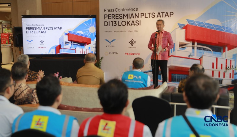 VP Commercial Xurya, Adhi Laksmanaputra memberikan sambutan dalam acara Peresmian PLTS Atap di 13 Lokasi di Trans mall Cempaka Putih, Jakarta, Selasa, 15/9. (CNBC Indonesia/Muhammad Sabki)