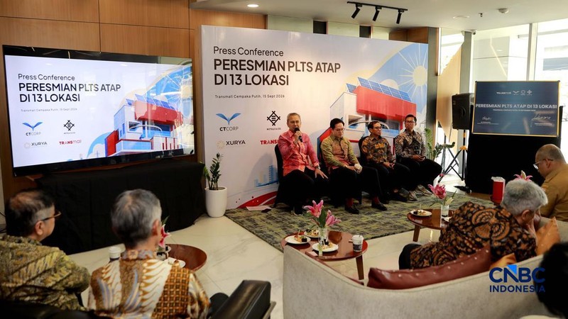Director of HR and Public Relations PT Trans Retail Indonesia,Satria Hamid memberikan keterangan pers sebagai perwakilan CT Corpora dan PT Trans Retail Indonesia dalam acara Peresmian PLTS Atap di 13 Lokasi di Trans mall Cempaka Putih, Jakarta, Selas
