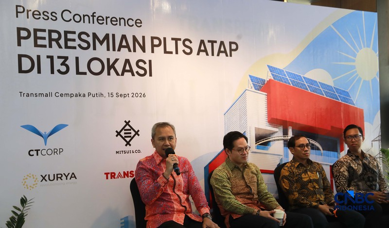 VP Commercial Xurya, Adhi Laksmanaputra memberikan sambutan dalam acara Peresmian PLTS Atap di 13 Lokasi di Trans mall Cempaka Putih, Jakarta, Selasa, 15/9. (CNBC Indonesia/Muhammad Sabki)