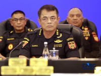Direktur Jenderal Bea dan Cukai, Djaka Budhi Utama saat menghadiri konferensi pers Penindakan Ekspor ilegal emas oleh Direktorat Jendral Bea dan Cukai di Kantor Pusat Bea Cukai, Jakarta, Selasa (15/9/2026). (CNBC Indonesia/Muhammad Sabki)