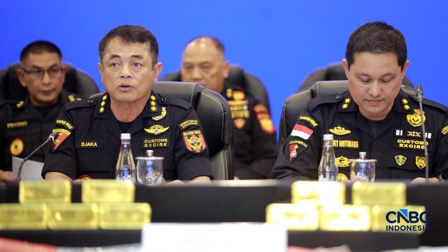 Direktur Jenderal Bea dan Cukai, Djaka Budhi Utama saat menghadiri konferensi pers Penindakan Ekspor ilegal emas oleh Direktorat Jendral Bea dan Cukai di Kantor Pusat Bea Cukai, Jakarta, Selasa (15/9/2026).