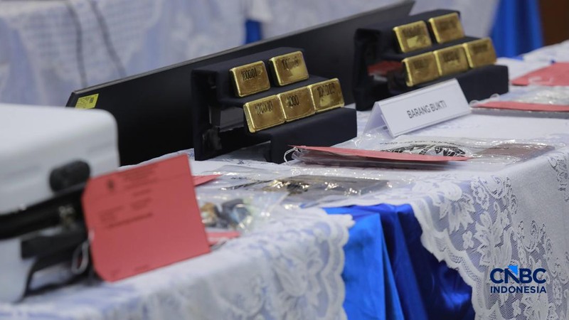 Direktur Jenderal Bea dan Cukai, Djaka Budhi Utama saat menghadiri konferensi pers Penindakan Ekspor ilegal emas oleh Direktorat Jendral Bea dan Cukai di Kantor Pusat Bea Cukai, Jakarta, Selasa (15/9/2026).