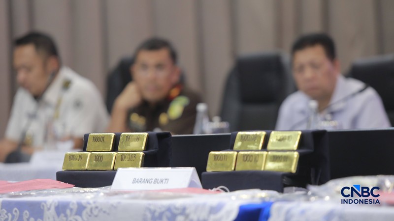 Petugas Bea dan Cukai mengecek kadar emas saat keterangan pers Penindakan Ekspor Ilegal Emas oleh Direktorat Jenderal Bea dan Cukai di Kantor Pusat Bea Cukai, Jakarta, Selasa, (15/9/2026). (CNBC Indonesia/Muhammad Sabki)