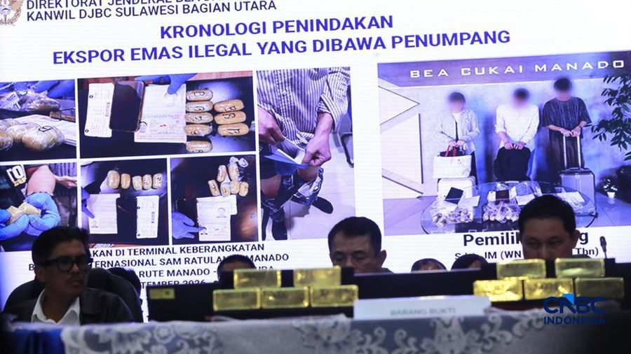 Direktur Jenderal Bea dan Cukai, Djaka Budhi Utama saat menghadiri konferensi pers Penindakan Ekspor ilegal emas oleh Direktorat Jendral Bea dan Cukai di Kantor Pusat Bea Cukai, Jakarta, Selasa (15/9/2026).