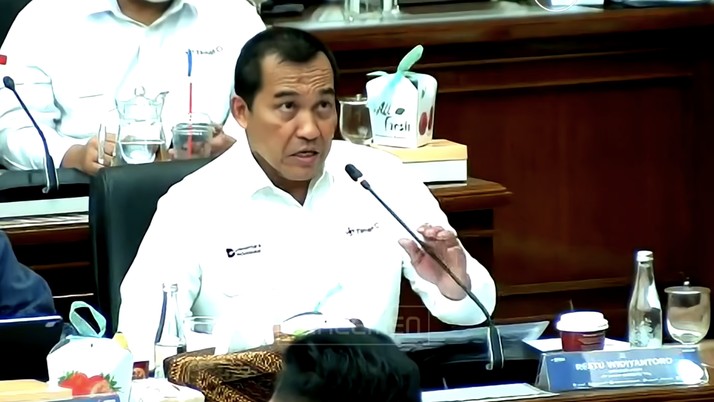 Direktur Utama PT TIMAH (Persero) Tbk, Restu Widiyantoro saat mengikuti Rapat Dengar Pendapat (RDP) dengan Komisi XII DPR RI di Komplek Parlemen, Jakarta, Selasa (15/9/2026). (Tangkapan Layar Youtube/TVR Parlemen)