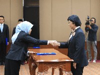 Gubernur Bank Indonesia, Destry Damayanti, melantik Mal Isnaini S. Meyyanti, yang sebelumnya menjabat sebagai Kepala Departemen Manajemen Strategis dan Tata Kelola, menjadi Kepala Departemen Kebijakan Makroprudensial, di Jakarta, Selasa (15/9/2026).