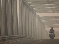 Kabut asap menyelimuti Kota Pontianak, Kalimantan Barat berdasarkan IQAir pada 15 September 2026 kategori berbahaya, Senin (14/9/2026). (REUTERS/Ajeng Dinar Ulfiana)