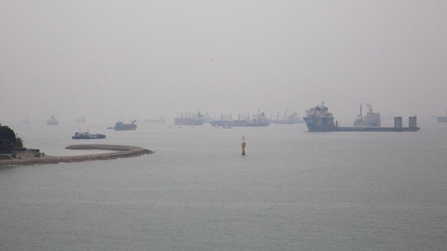 Kapal-kapal terselimuti kabut asap di sepanjang garis pantai Singapura, 15 September 2026. Kapal-kapal terselimuti kabut asap di sepanjang garis pantai Singapura, 15 September 2026.