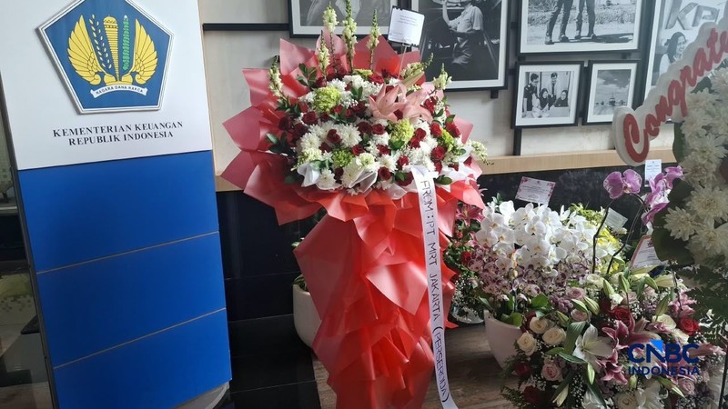 Karangan bunga ucapan selamat untuk Menteri Keuangan Suahasil Nazara penuhi gedung Kementerian Keuangan di Jakarta, Selasa (15/9/2026). (CNBC Indonesia/ Chandra Dwi Pranata)