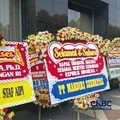 Karangan bunga ucapan selamat untuk Menteri Keuangan Suahasil Nazara penuhi gedung Kementerian Keuangan di Jakarta, Selasa (15/9/2026). (CNBC Indonesia/Chandra Dwi Pranata)