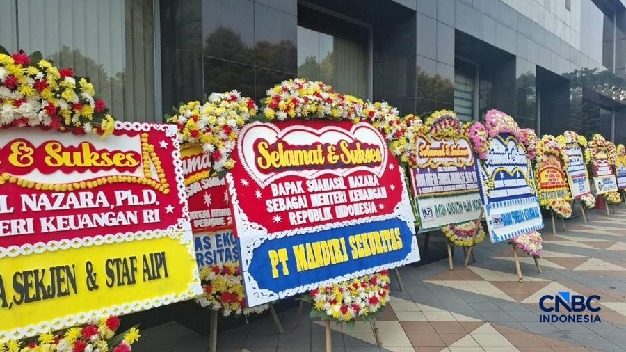 Karangan bunga ucapan selamat untuk Menteri Keuangan Suahasil Nazara penuhi gedung Kementerian Keuangan di Jakarta, Selasa (15/9/2026). (CNBC Indonesia/Chandra Dwi Pranata)