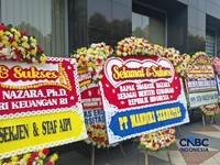 Karangan bunga ucapan selamat untuk Menteri Keuangan Suahasil Nazara penuhi gedung Kementerian Keuangan di Jakarta, Selasa (15/9/2026). (CNBC Indonesia/Chandra Dwi Pranata)