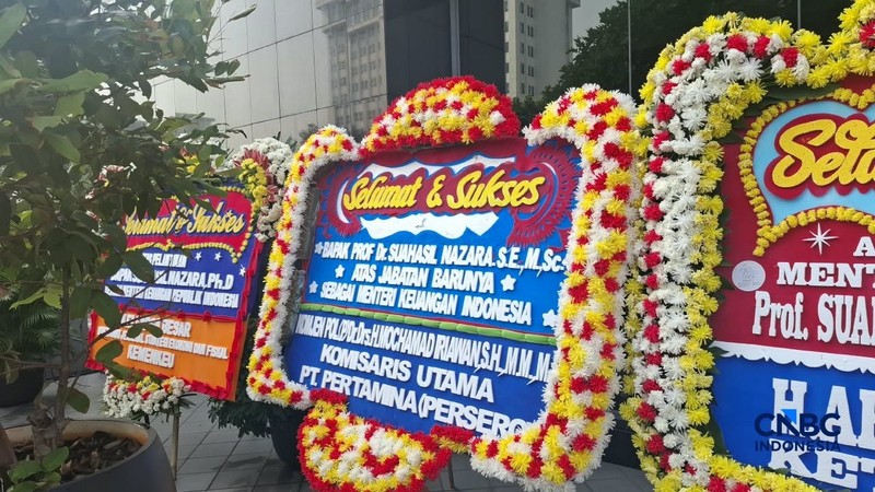 Karangan bunga ucapan selamat untuk Menteri Keuangan Suahasil Nazara penuhi gedung Kementerian Keuangan di Jakarta, Selasa (15/9/2026). (CNBC Indonesia/ Chandra Dwi Pranata)