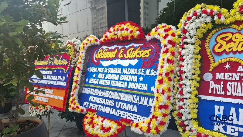 Karangan bunga ucapan selamat untuk Menteri Keuangan Suahasil Nazara penuhi gedung Kementerian Keuangan di Jakarta, Selasa (15/9/2026). (CNBC Indonesia/ Chandra Dwi Pranata)