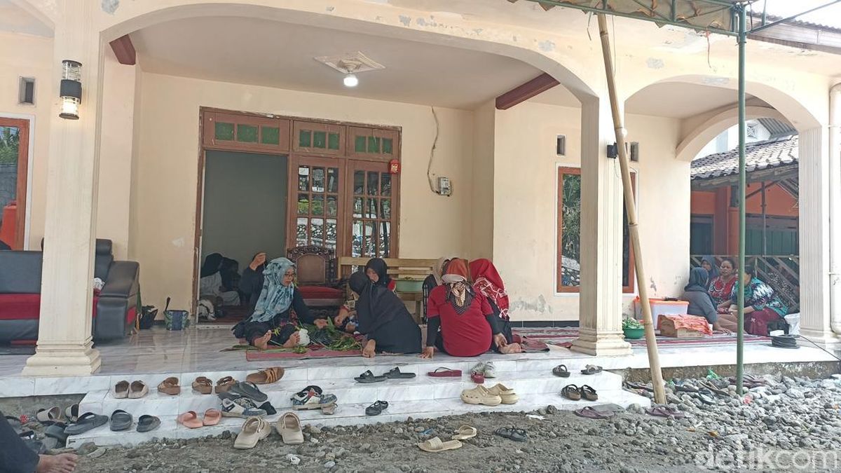 Keluarga Menanti Jenazah Korban KM Virgo Transport Asal Malang di Blitar