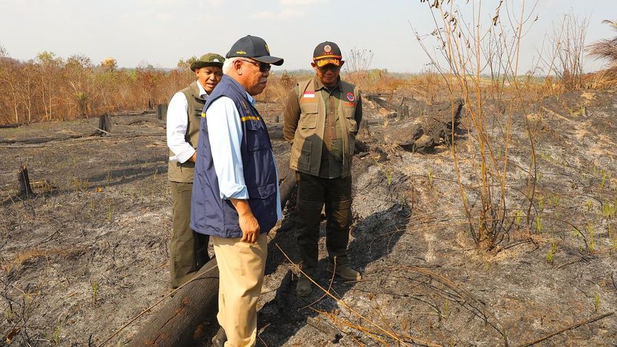 Kepala BNPB Letjen TNI Dr Suharyanto S.Sos., M.M , Menteri Kehutanan RI Raja Juli Antoni dan Kepala Otorita Ibukota Nusantara (OIKN) Basuki Hadimuljono saat meninjau langsung dan memberikan dukungan penuh kepada Satgas Darat di wilayah terdampak karh