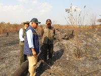 Kepala BNPB Letjen TNI Dr Suharyanto S.Sos., M.M , Menteri Kehutanan RI Raja Juli Antoni dan Kepala Otorita Ibukota Nusantara (OIKN) Basuki Hadimuljono saat meninjau langsung dan memberikan dukungan penuh kepada Satgas Darat di wilayah terdampak karh