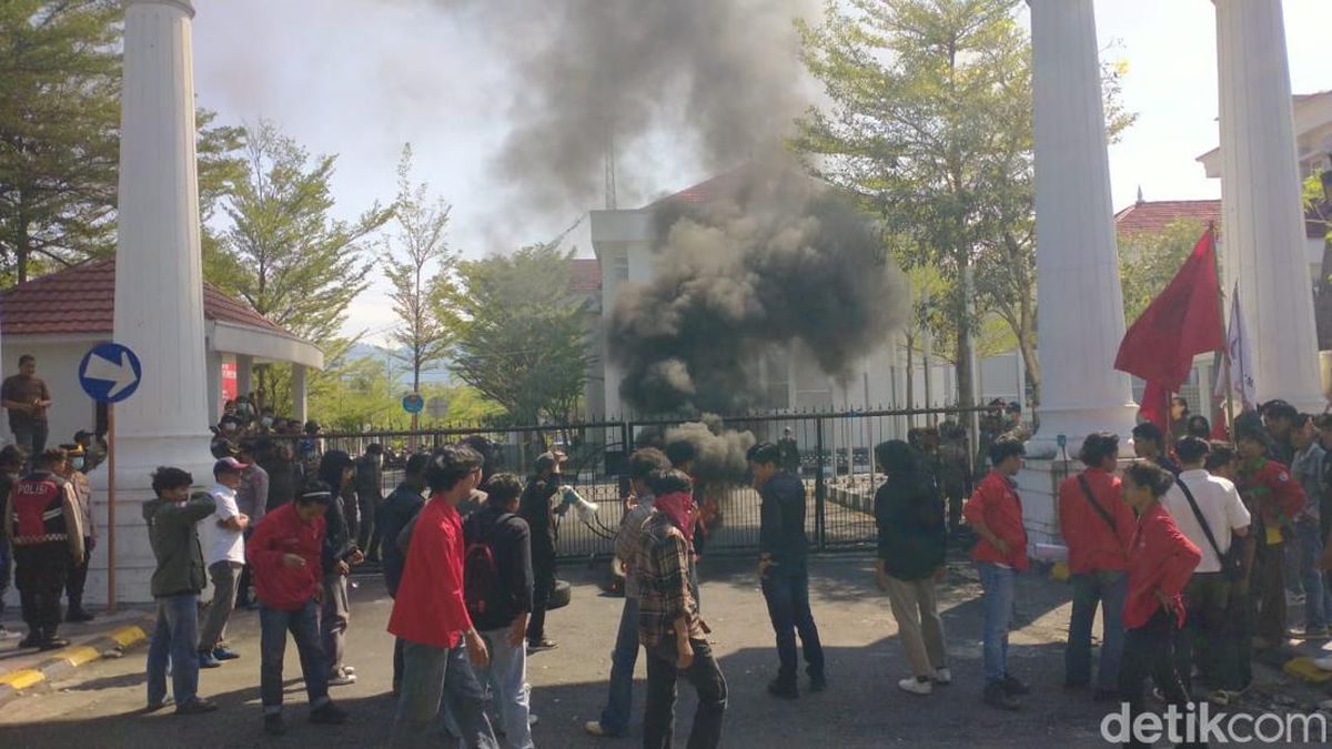 Demo Mahasiswa Tuntut Dirut PDAM Palopo Dicopot Ricuh Siang Ini