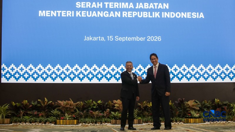 Menteri Keuangan Suahasil Nazara (kiri) dan Mantan Menteri Keuangan Purbaya Yudhi Sadewa (kanan) saat acara Serah Terima Jabatan Menteri Keuangan di Gedung Juanda II, Kementerian Kuangan, Jakarta, Selasa (15/9/2026). (CNBC Indonesia/Faisal Rahman)