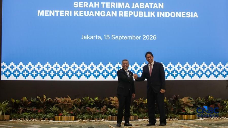 Menteri Keuangan Suahasil Nazara dam Mantan Menteri Keuangan PurbayanYudhi Sadewa berjabat tangan saat acara Serah Terima Jabatan Menteri Keuangan di Gedung Juanda II, Kementerian Kuangan, Jakarta, Selasa (15/9/2026). (CNBC Indonesia/Faisal Rahman)