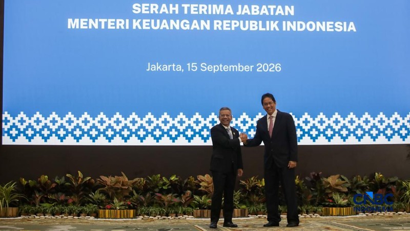Menteri Keuangan Suahasil Nazara dam Mantan Menteri Keuangan PurbayanYudhi Sadewa berjabat tangan saat acara Serah Terima Jabatan Menteri Keuangan di Gedung Juanda II, Kementerian Kuangan, Jakarta, Selasa (15/9/2026). (CNBC Indonesia/Faisal Rahman)