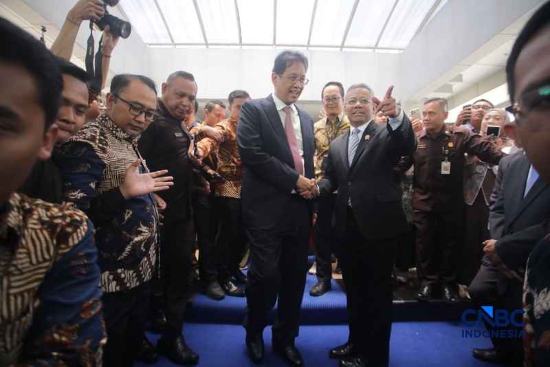 Menteri Keuangan Suahasil Nazara (kiri) dan Mantan Menteri Keuangan Purbaya Yudhi Sadewa (kanan) saat acara Serah Terima Jabatan Menteri Keuangan di Gedung Juanda II, Kementerian Kuangan, Jakarta, Selasa (15/9/2026). (CNBC Indonesia/Faisal Rahman)