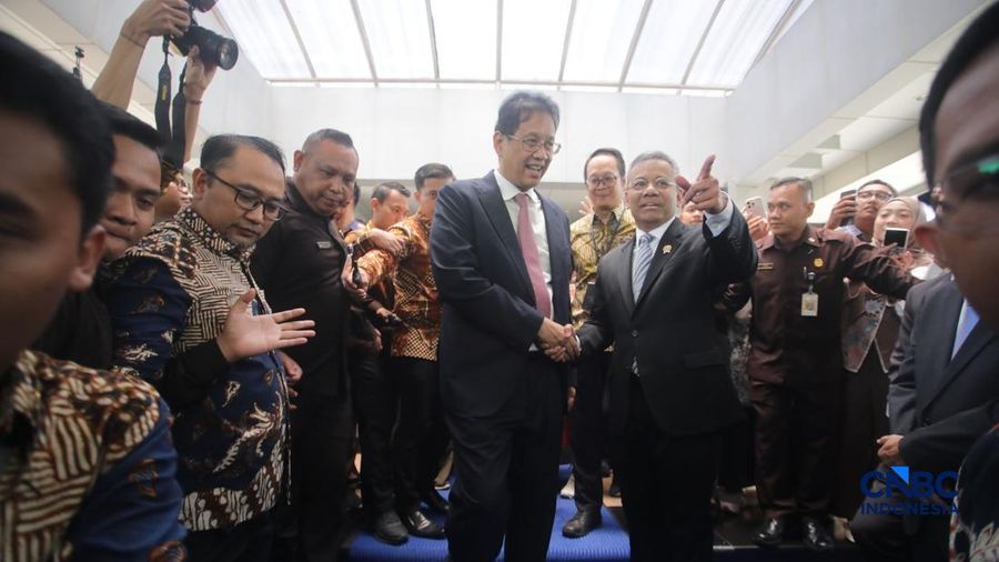 Menteri Keuangan Suahasil Nazara dan Mantan Menteri  Keuangan Purbaya Yudhi Sadewa usai acara Serah Terima Jabatan Menteri Keuangan di Gedung Juanda II, Kementerian Kuangan, Jakarta, Selasa (15/9/2026). (CNBC Indonesia/Faisal Rahman)