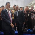 Menteri Keuangan Suahasil Nazara dan Mantan Menteri  Keuangan Purbaya Yudhi Sadewa usai acara Serah Terima Jabatan Menteri Keuangan di Gedung Juanda II, Kementerian Kuangan, Jakarta, Selasa (15/9/2026). (CNBC Indonesia/Faisal Rahman)